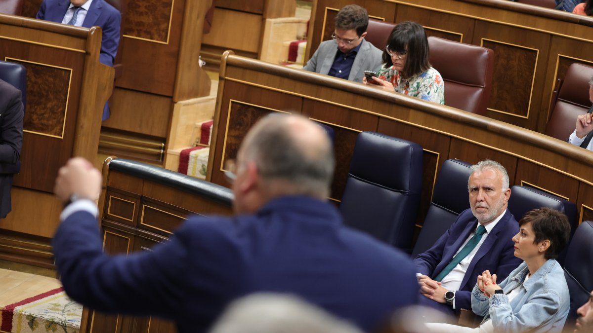 El portavoz del PP en el Congreso, Miguel Tellado, interviene en el Congreso. En segundo plano, el ministro Ángel Víctor Torres y la ministra Isabel Rodríguez.