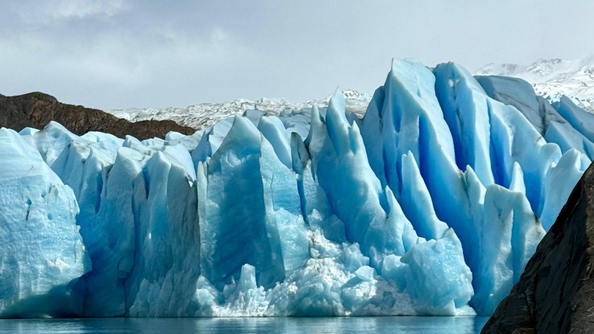 Navegación entre témpanos frente al glaciar Grey, excursión organizada por BigFoot Patagonia.