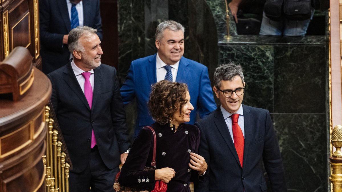 Ángel Víctor Torres entra charlando al Congreso con Santos Cerdán.