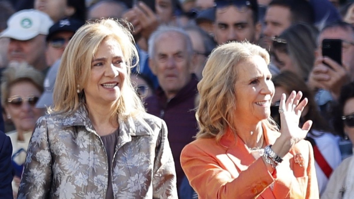 Las Infantas Elena y Cristina, el pasado 5 de octubre en Torrejón de Ardoz.