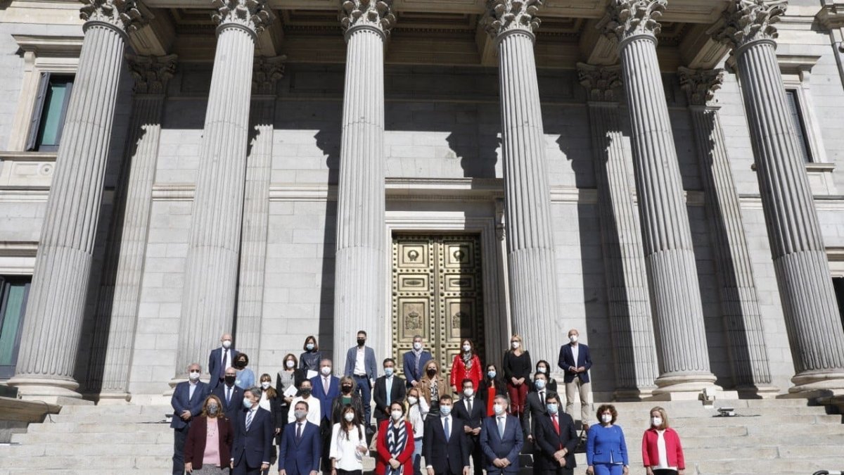 Diputados de la Comisión del Pacto de Toledo, incluida su presidenta, Magdalena Valerio, posan ante el Congreso tras aprobar la renovación de sus recomendaciones.
REMITIDA / HANDOUT por PSOE
27/10/2020