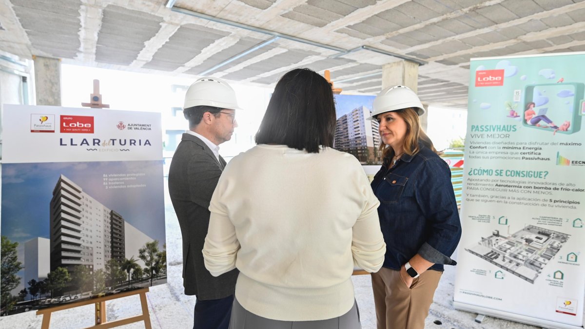 La alcaldesa de Valencia, María José Catalá, en las obras de Turianova