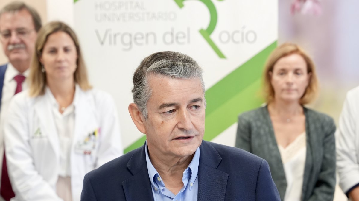El consejero de Sanidad, Presidencia y Emergencias de la Junta de Andalucía, Antonio Sanz,  en una reciente visita al hospoyal Virgen del Rocío de Sevilla.