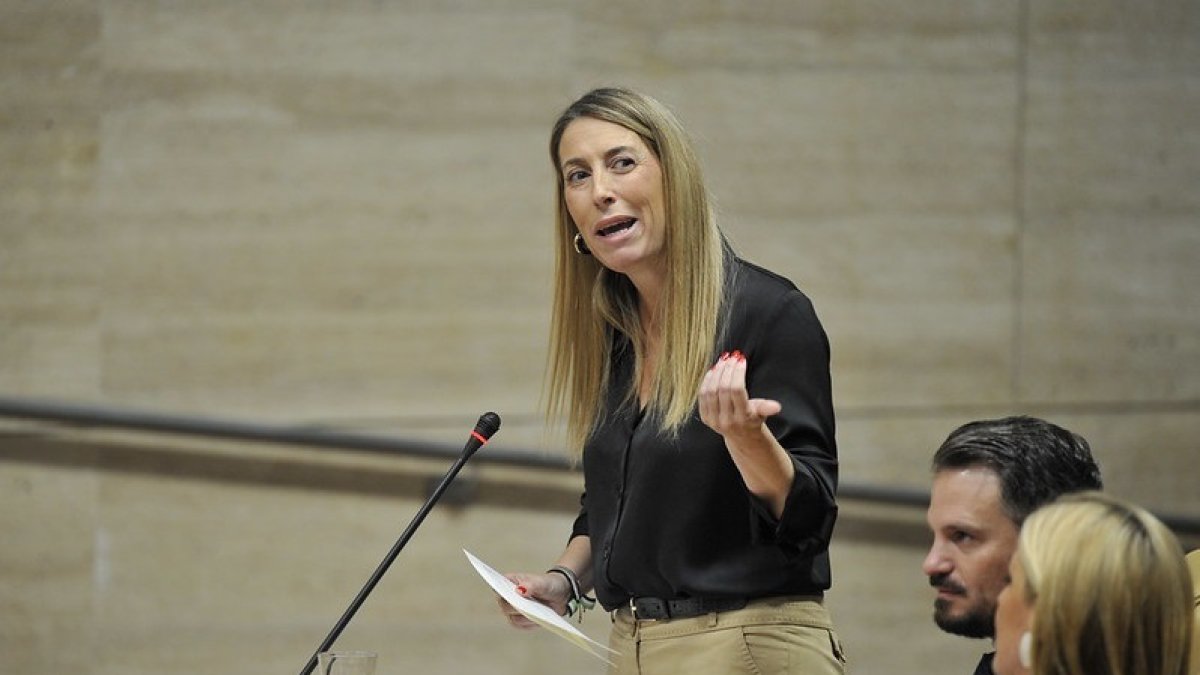 La presidenta de la Junta de Extremadura, María Guardiola, en el pleno de la Asamblea de Extremadura.