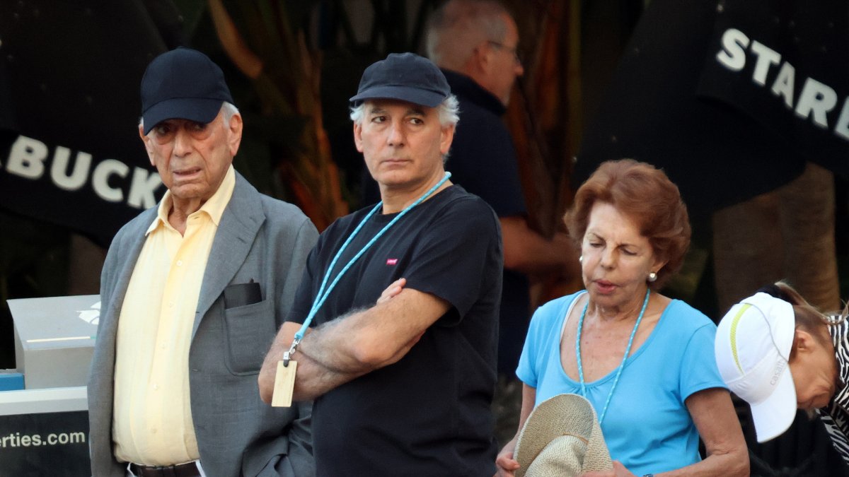 Mario Vargas Llosa, Patricia Llosa y Álvaro Vargas Llosa en 2023.