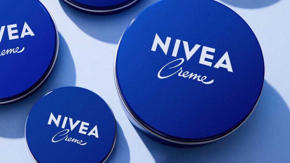 La crema Nivea de lata azul, un básico de generaciones, ahora reaparece como protagonista de una rutina viral antiarrugas.