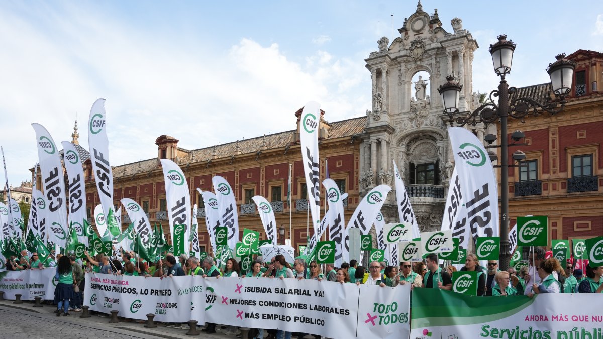Movilización de la Central Sindical Independiente y de Funcionarios (CSIF) para pedir la mejora salarial de los empleados públicos.