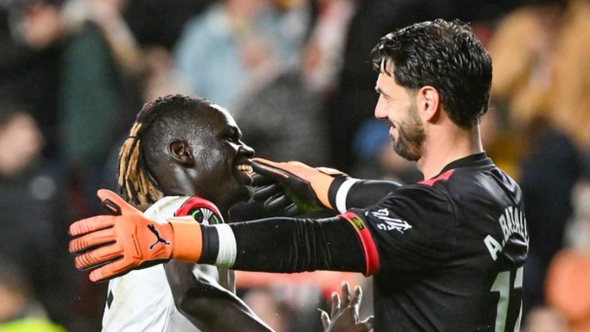 Pathé (31) y Batalla (29) abrazándose tras conseguir la remontada ante el Lech Poznan.