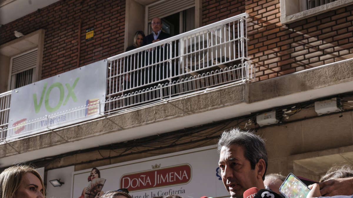El portavoz de Vox Valencia, Vicente Barrera, atiende a los periodistas ante la sede del partido | Europa Press