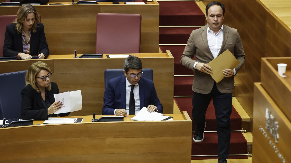 El síndic del PP, Juanfran Pérez Llorca, en el pleno de Les Corts