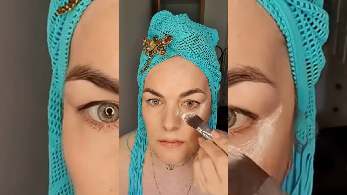 El ritual comienza extendiendo una fina capa de crema bajo los ojos para trabajar la zona con un masaje suave.