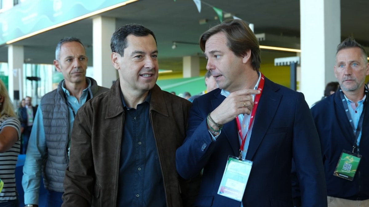 El presidente de la Junta y del PP andaluz, Juanma Moreno, y el secretario general, Antonio Repullo, este sábado a su llegada al XVII Congreso Autonómico.