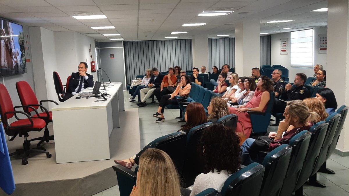 El concejal de Planes Estratégicos, Antonio Peral y representantes de diferentes departamentos del Ayuntamiento.