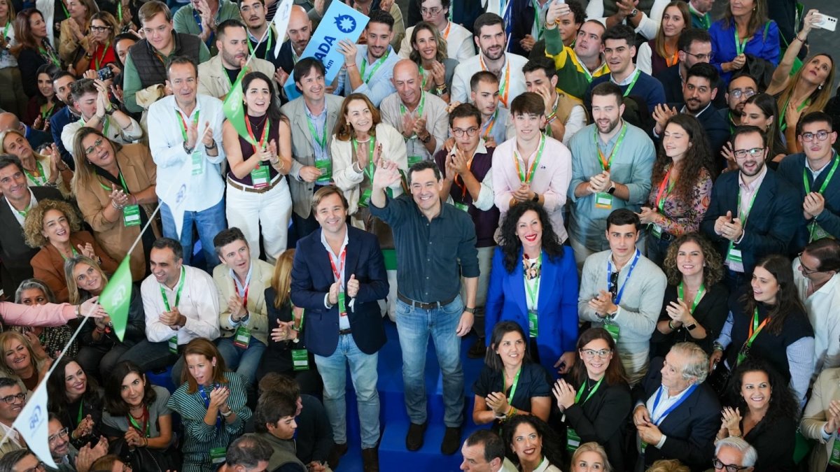 Juanma Moreno ha sido reelegido este sábado en el 17 Congreso Regional del PP-A celebrado en Sevilla como presidente del partido.
08/11/2025