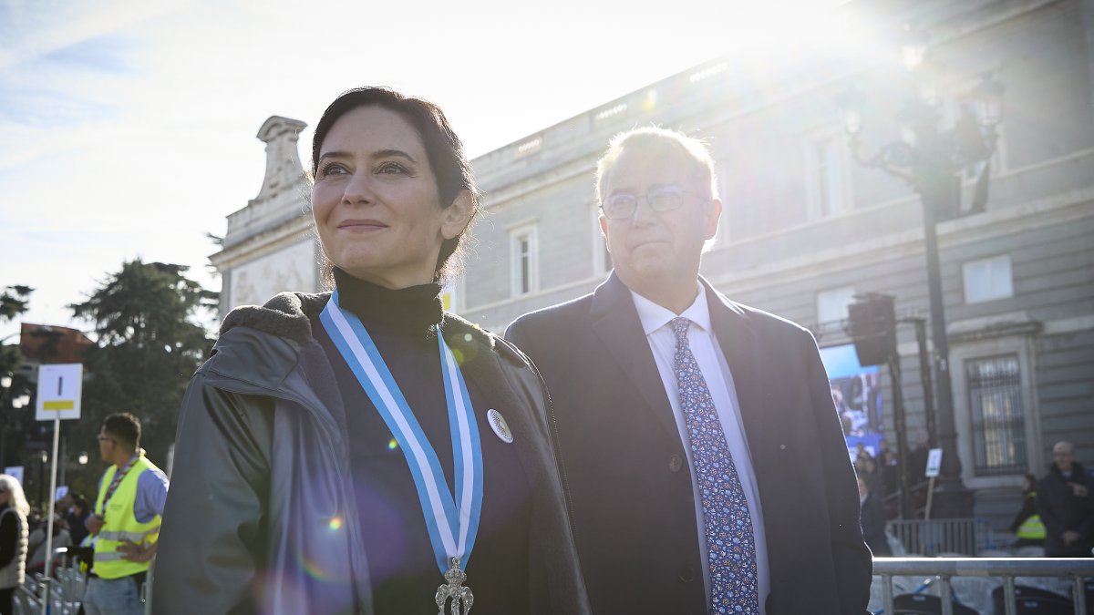 La presidenta de la CAM, Isabel Díaz Ayuso, a su llegada a la Catedral de la Almudena
