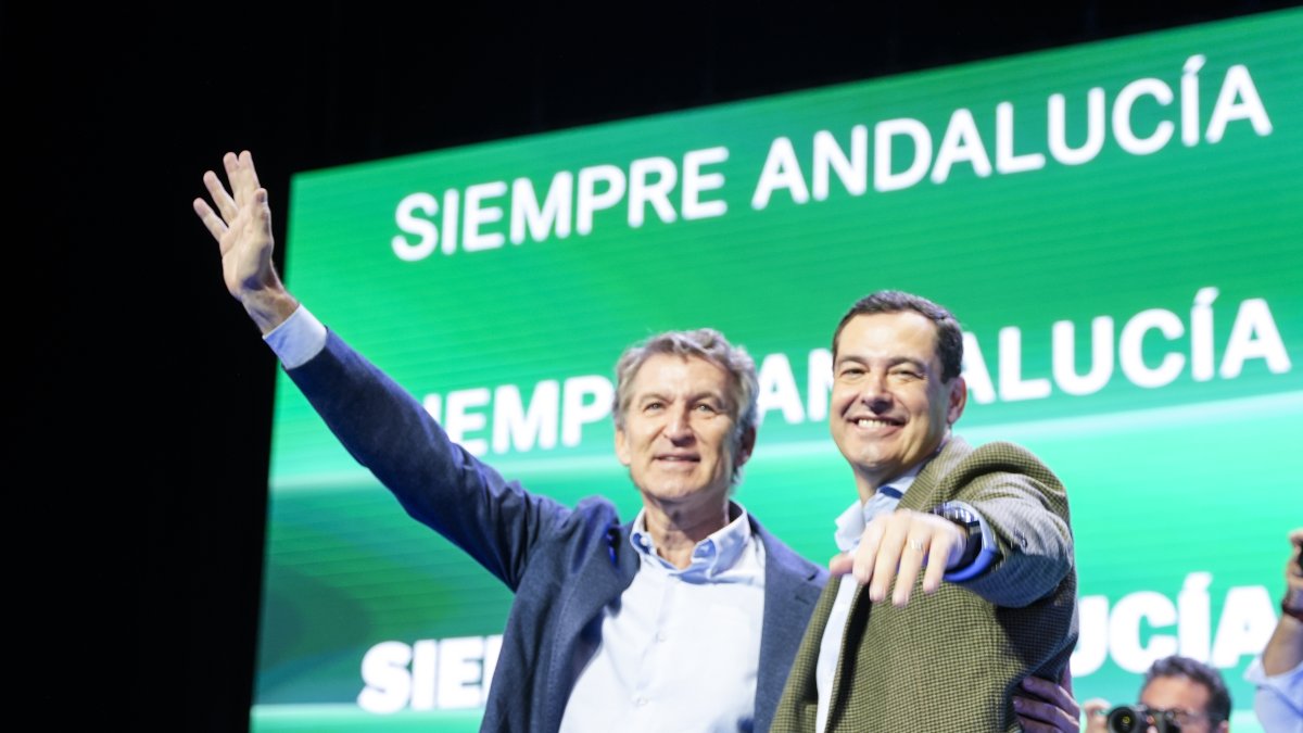 El presidente del PP, Albero Núñez Feijoo, junto al presidente de la Junta de Andalucía, Juanma Moreno,