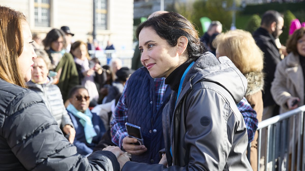 La presidenta de la CAM Isabel Díaz Ayuso, en la plaza de la Almudena