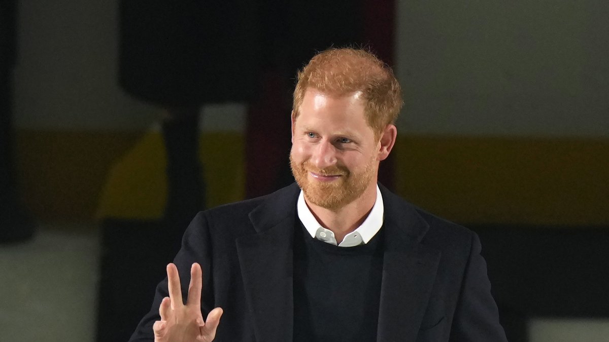 El príncipe Harry pide perdón por un desliz en su última aparición con Meghan Markle