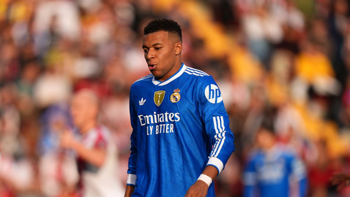 MADRID, SPAIN - NOVEMBER 09: Kylian Mbappe of Real Madrid reacts during the LaLiga EA Sports match between Rayo Vallecano de Madrid and Real Madrid CF at Estadio de Vallecas on November 09, 2025 in Madrid, Spain. (Photo by Angel Martinez/Getty Images)