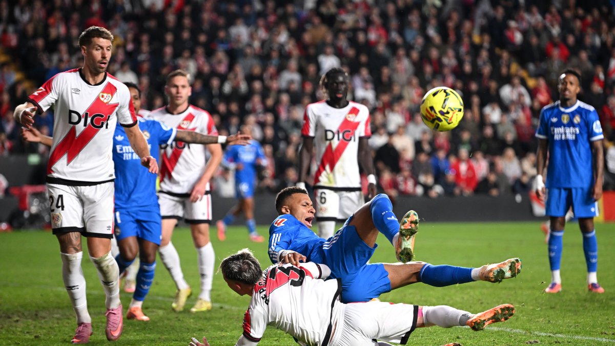 Mbappé (26) cae dentro del área en una pugna con Chavarría (27).