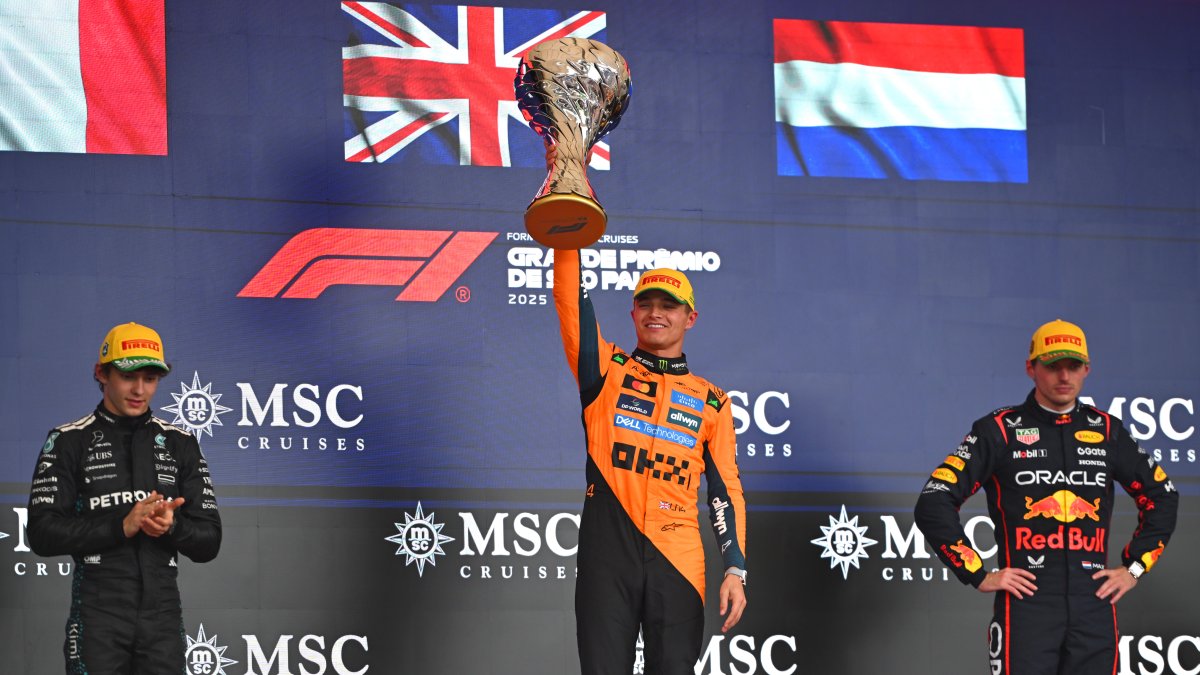 Lando Norris alzando el trofeo del Gran Premio de Brasil 2025