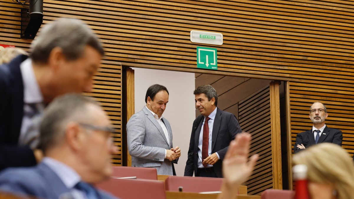 El president en funciones, Caros Mazón, charla con su posible sucesor, Juanfran Pérez Llorca, antes de una sesión plenaria en Les Corts (Archivo)
