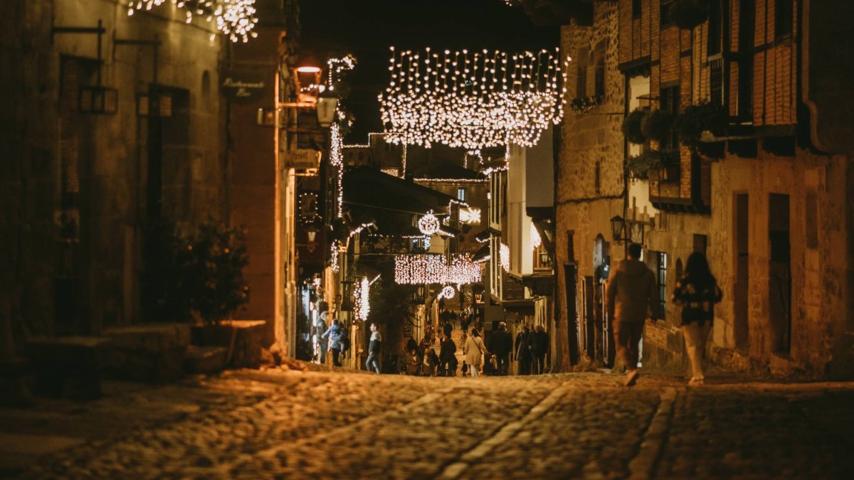 La Navidad transforma las calles de Santillana del Mar en un escenario de película, donde la luz, la piedra y la tradición se entrelazan con elegancia.