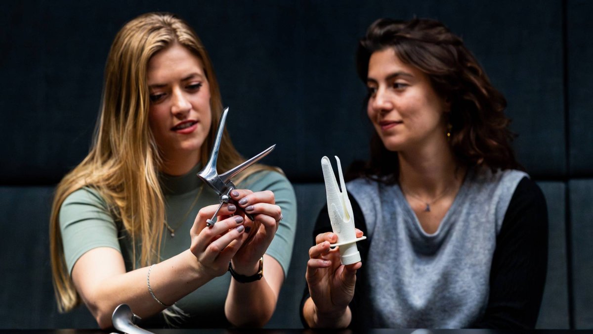 Ariadna Izcara Gual (derecha), creadora de Lilium, junto a su compañera de investigación, muestran la diferencia entre el espéculo tradicional y el nuevo modelo pensado para mejorar la experiencia ginecológica