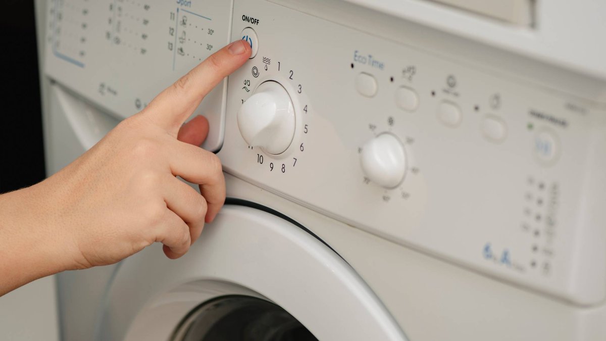 El desinfectante textil se añade en el compartimento del suavizante, como parte del ciclo de lavado habitual.