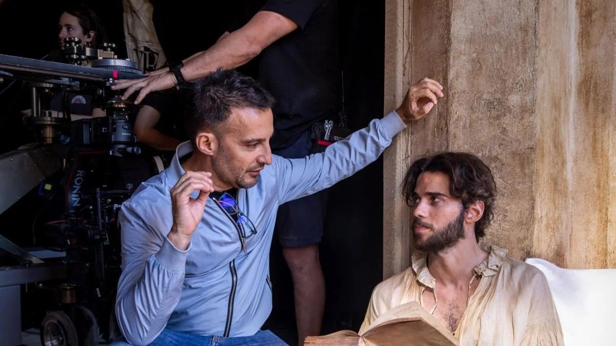 Alejandro Amenábar, dirigiendo una película