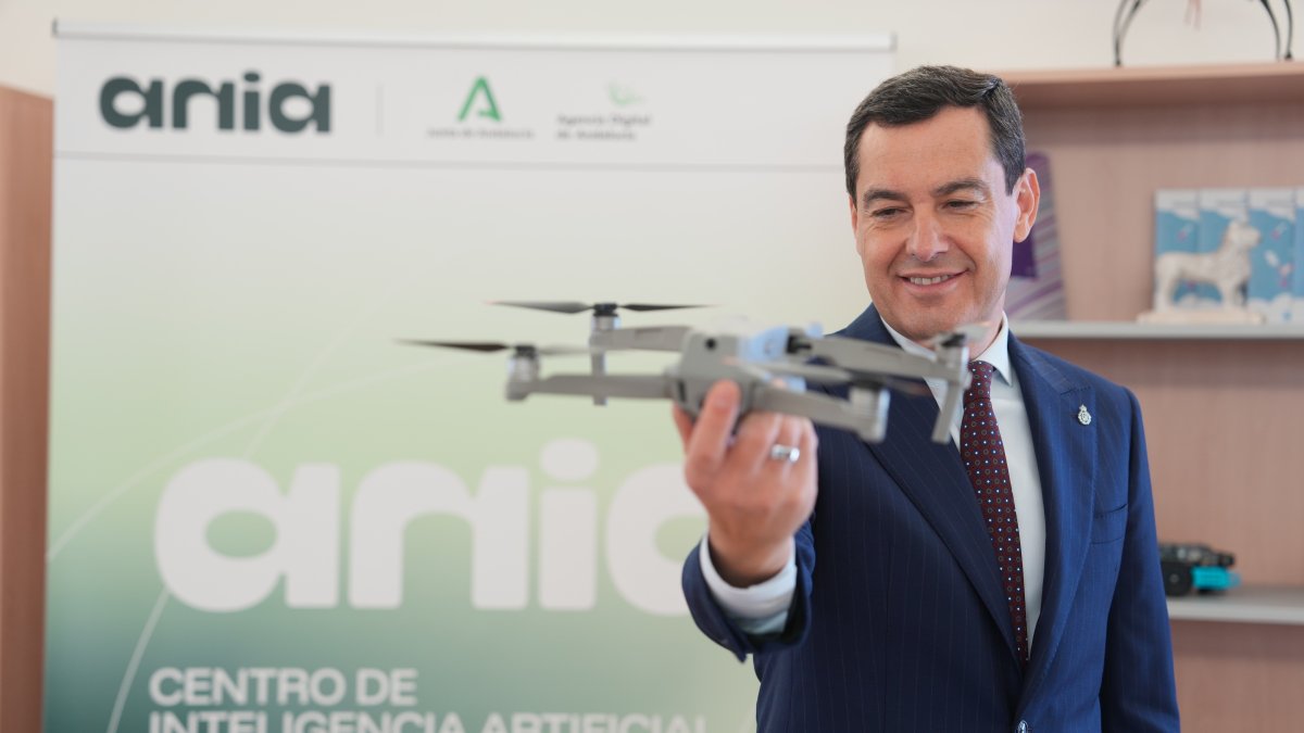 Juanma Moreno en la inauguración del Centro de IA en Granada.