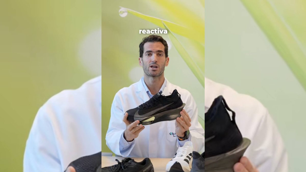 El doctor Borja Nuñez muestra una zapatilla reactiva con placa de carbono, ideal para entrenamientos de alta intensidad y series rápidas.