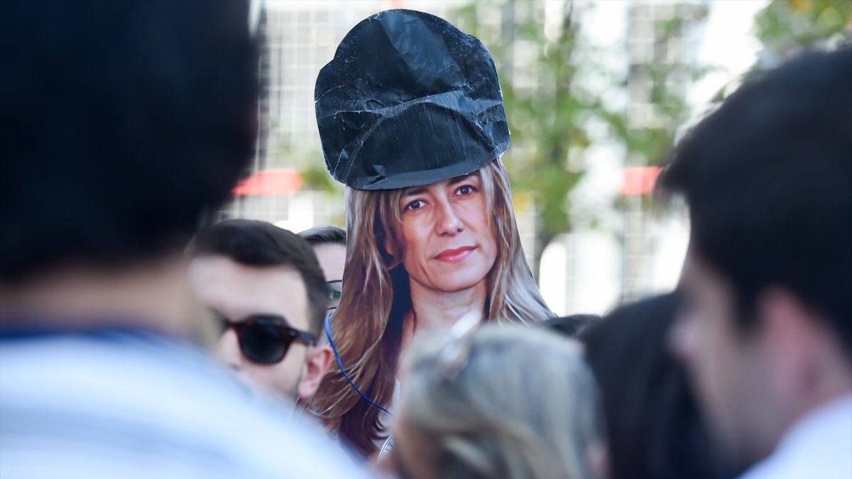 Cartel de Begoña Gómez en los juzgados de Plaza Castilla, el pasado 6 de octubre.