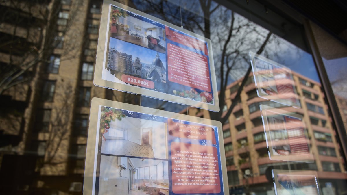 Carteles de viviendas en venta en el escaparate de una inmobiliaria en el barrio de Almagro, a 12 de marzo de 2023, en Madrid (España).
Jesús Hellín / Europa Press
12 MARZO 2023