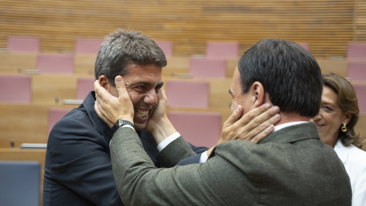 El presidente del PPCV, Carlos Mazón (i), y el secretario general del PPCV, Juan Francisco Pérez Llorca (d), tras el pleno de investidura en las Corts Valencianes, a 13 de julio de 2023