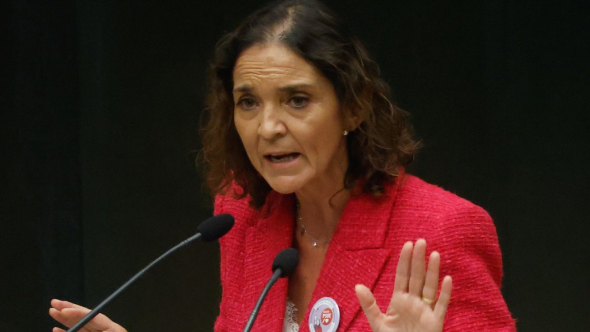 “Navajita Plateá”, Reyes Maroto, saca filo contra Almeida por la Llave de Oro a María Corina Machado