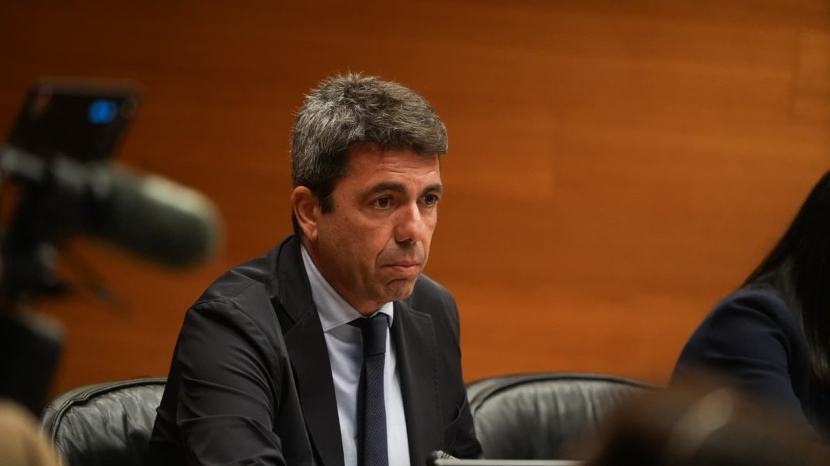 EN DIRECTO / Carlos Mazón desmonta bulos y sale airoso de la tensa comisión  del Congreso