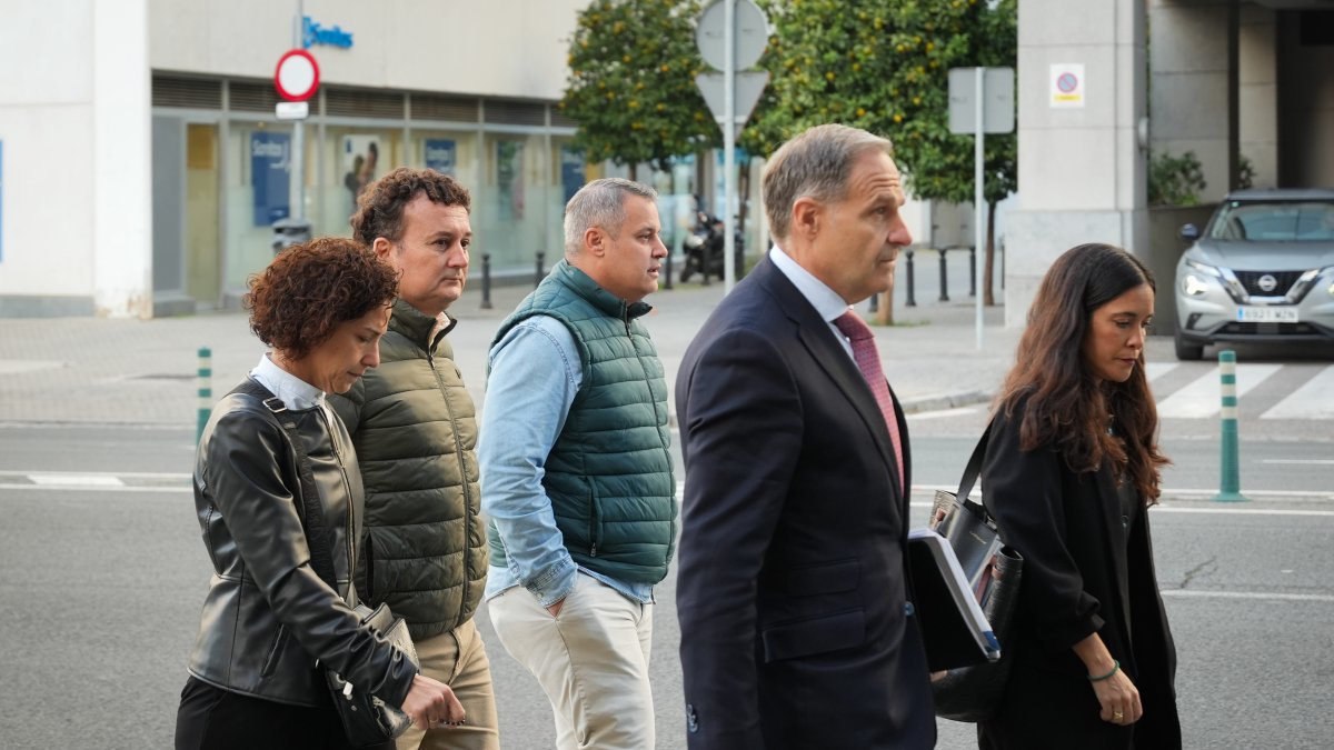 Los padres de Sandra Peña a su llegada a la Fiscalía de Menores de Sevilla.