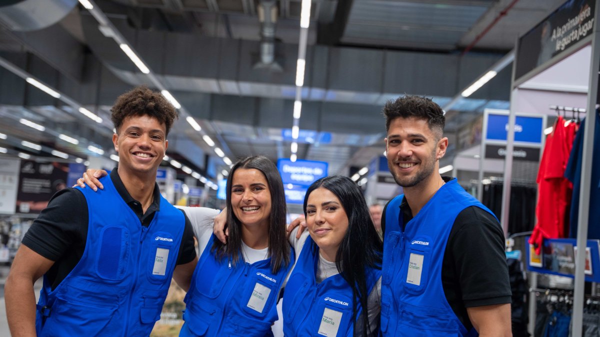 Trabajadores de Decathlon muy felices y abrazándose.
REMITIDA / HANDOUT por DECATHLON
12/11/2025
