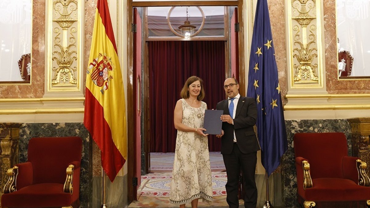 (Foto de ARCHIVO)
El presidente de las Cortes de Castilla-La Mancha, Pablo Bellido, entrega la propuesta de reforma del Estatuto en el Congreso 11/6/2025