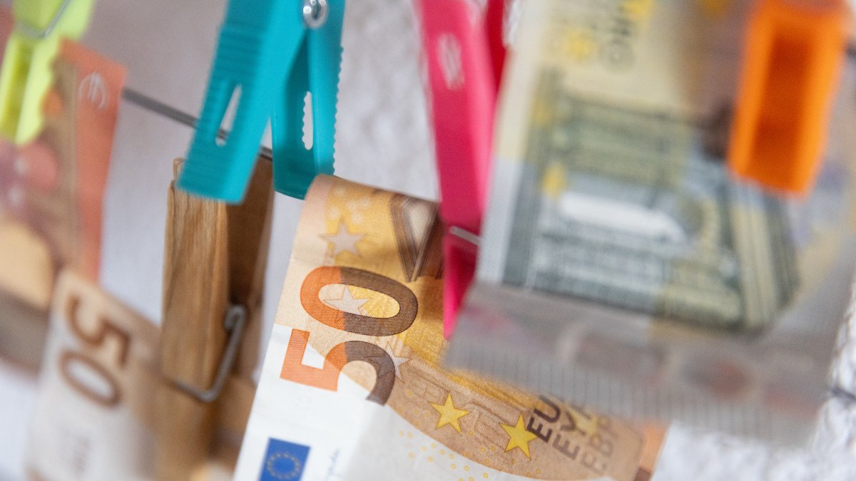 Varios billetes sujetos con pinzas, a 9 de enero de 2024, en Madrid (España).
Eduardo Parra / Europa Press
09 ENERO 2024