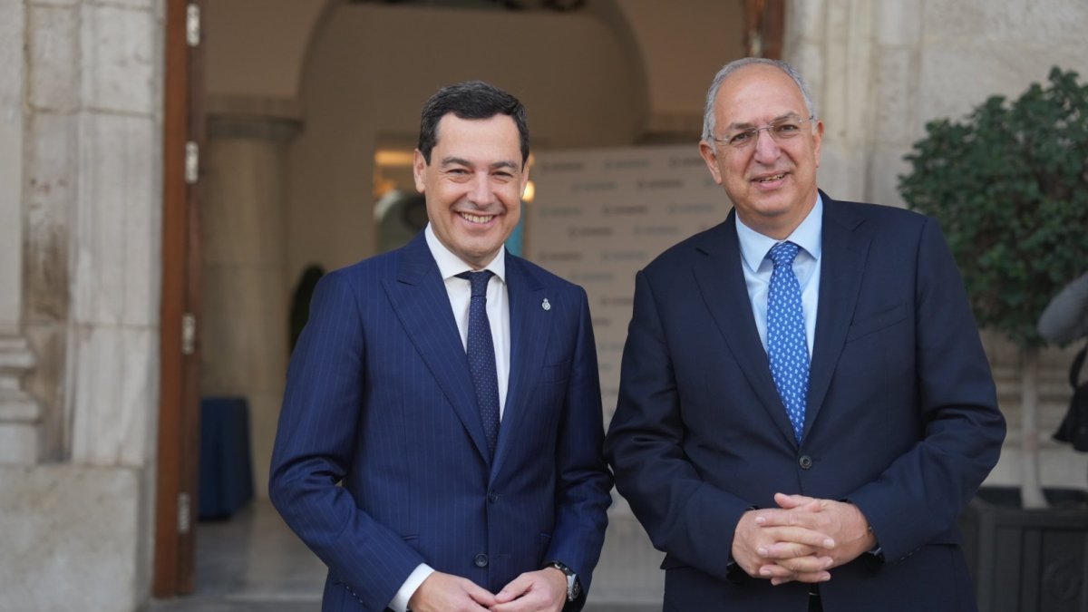 El presidente de la Junta de Andalucía, Juanma Moreno, junto al comisario de Pesca y Océanos de la Comisión Europea, Costas Kadis.