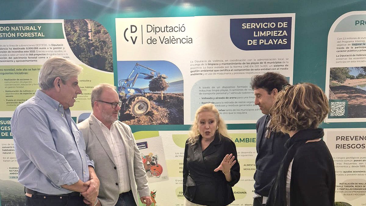 Visita del diputado de Medio Ambiente, Avelino Mascarell el stand provincial