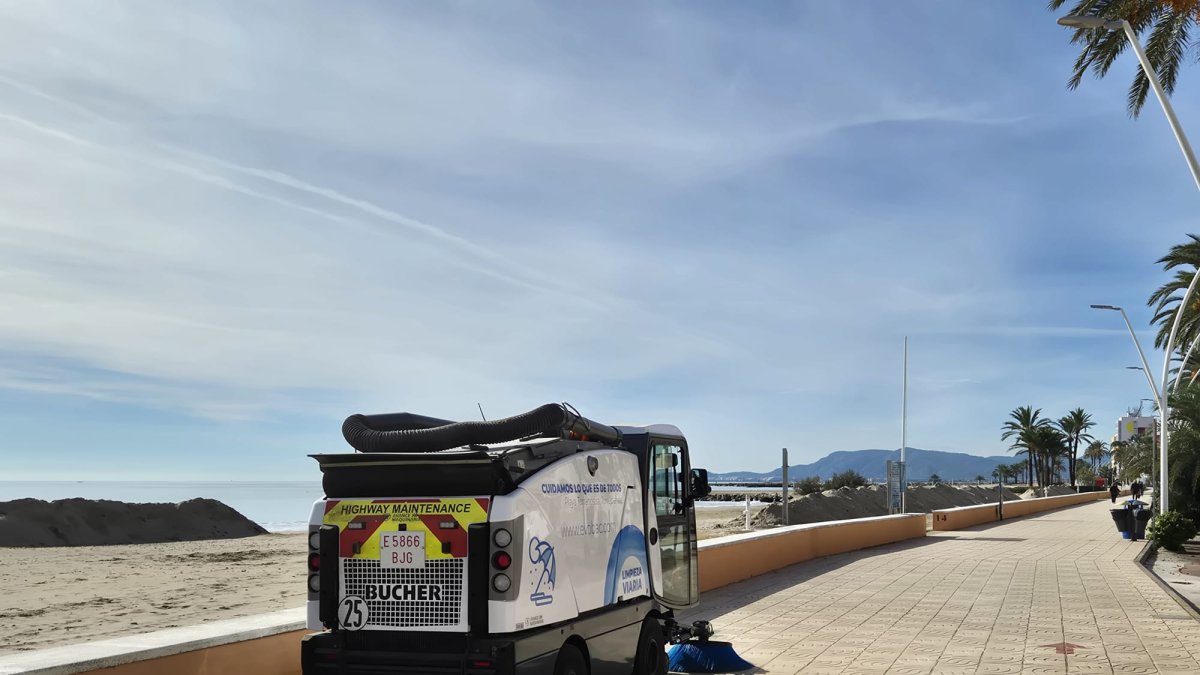 Servicio de limpieza de la playa de Torreblanca