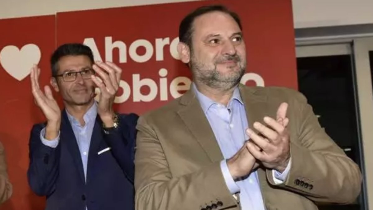 El alcalde de Almussafes, Toni González, del PSOE, junto a su amigo José Luis Ábalos