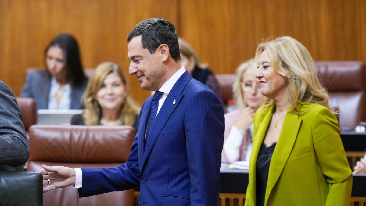 El presidente de la Junta de Andalucía, Juanma Moreno, junto a la consejera de Economía, Hacienda, Fondos Europeos y Diálogo Social de la Junta de Andalucía, Carolina España, al inicio de la sesión plenaria. A 12 de noviembre de 2025, en Sevilla (Andalucía, España). La sesión plenaria de este miércoles concluirá con el debate de totalidad del proyecto de Ley del Presupuesto andaluz para 2026, que se abrirá con la intervención de la consejera de Economía, Hacienda, Fondos Europeos y Diálogo Social, Carolina España, tras lo que intervendrán los cuatro grupos de la oposición que han presentado enmienda de totalidad. Anteriormente se ha debatido el proyecto de Ley Universitaria para Andalucía, para la que han presentado enmiendas de totalidad los grupos Socialista, Por Andalucía y Mixto-Adelante Andalucía
Francisco J. Olmo / Europa Press
12/11/2025