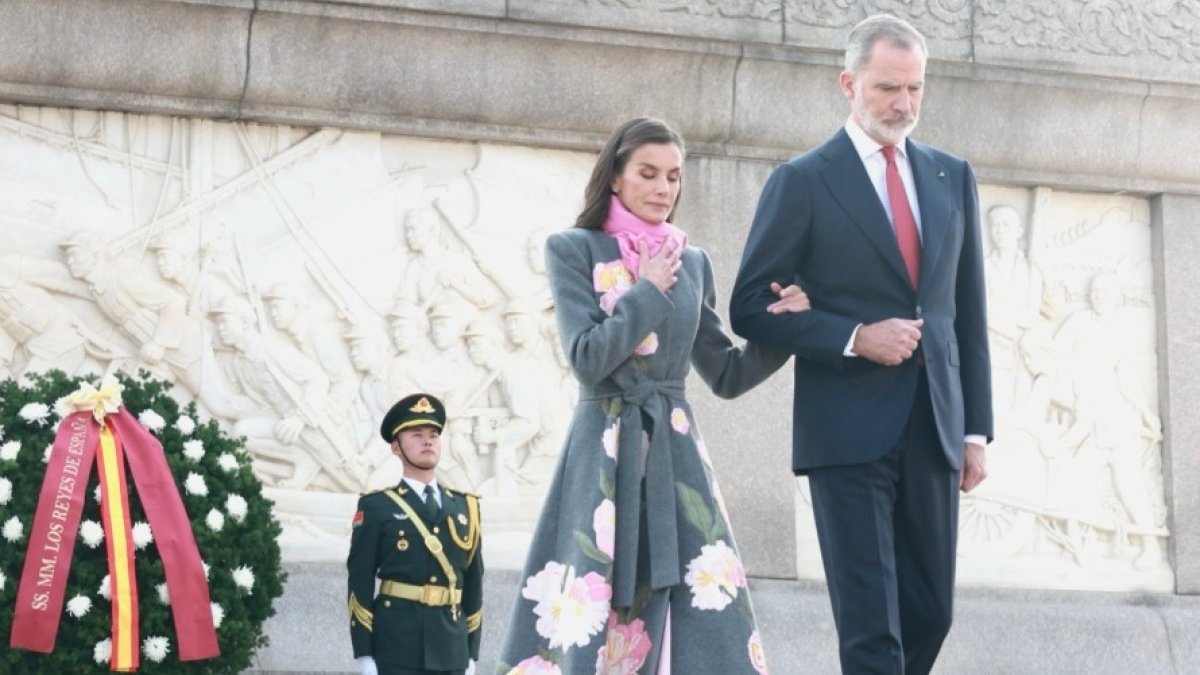 Los Reyes Felipe y Letizia, durante la ofrenda floral en su visita a Pekín