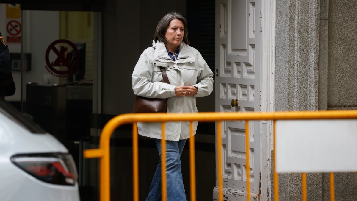 La trabajadora de la Secretaría de Organización del PSOE, Celia Rodríguez, a su salid del Tribunal Supremo, a 29 de octubre de 2025, en Madrid (España). 