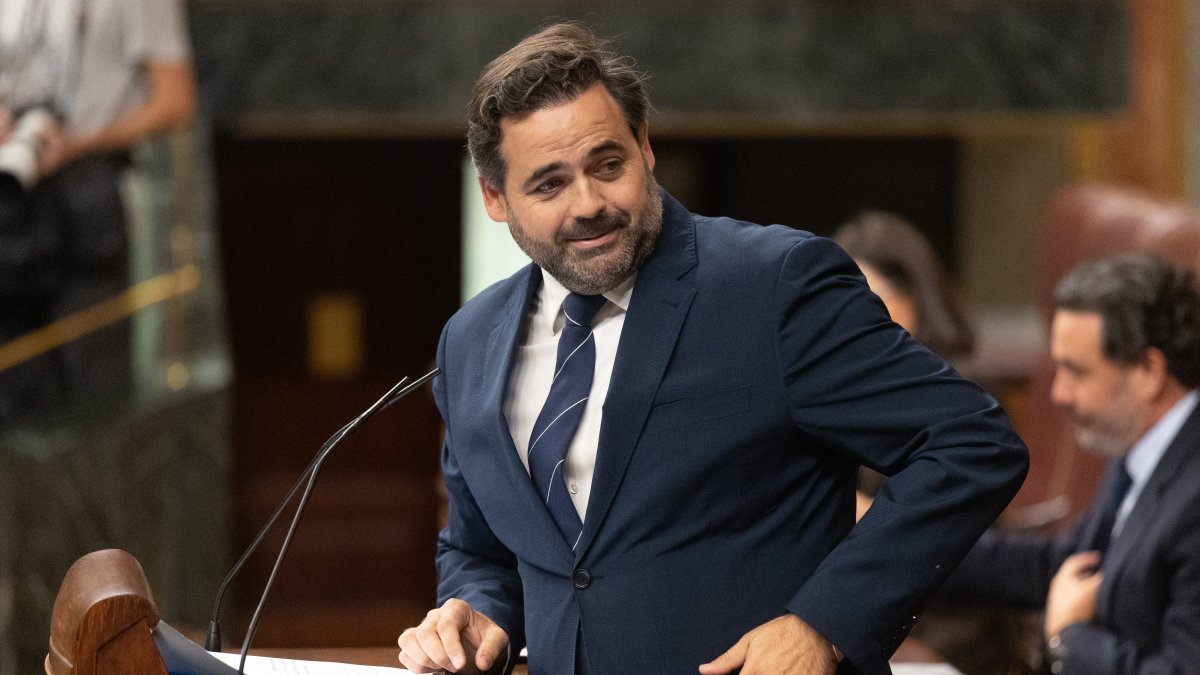 El presidente del PP de Castilla La-Mancha, Francisco 'Paco' Javier Núñez, interviene durante una sesión plenaria en el Congreso de los Diputados 11/11/2025