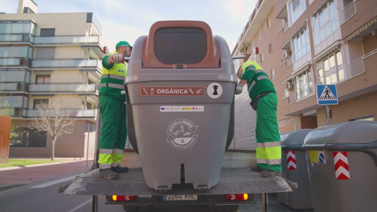 Alcalá de Henares instala 90 nuevos contenedores accesibles de residuos orgánicos para facilitar el reciclaje desde los hogares.
REMITIDA / HANDOUT por AYUNTAMIENTO DE ALCALÁ DE HENARES
18/6/2025